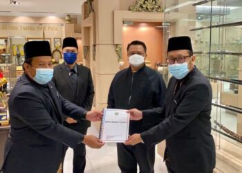 TUANKU Syed Faizuddin Putra Jamalullail (dua dari kanan) pada Majlis Sembah Mengadap Pengenalan dan Penyerahan Perutusan Pelantikan berkenaan di Galeri Diraja Arau, Perlis semalam.