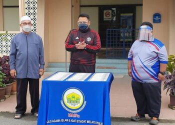 TUANKU SYED FAIZUDDIN PUTRA JAMALULLAIL berkenan berangkat menyerahkan sumbangan Majlis Agama Islam dan Adat Istiadat Melayu Perlis (MAIPs) kepada 30 asnaf dalam kariah Masjid As Sakinah Padang Melangit, Kangar, Perlis hari ini.