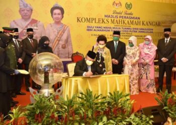 TUANKU Syed Sirajuddin Jamalullail menurunkan tandatangan semasa merasmikan Kompleks Mahkamah Kangar, Perlis hari ini.