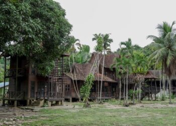 Beberapa buah Chalet di Pulau Santap yang mengalami kerosakkan akibat dibadai kepala air di sekitar Janda Baik, Bentong, Pahang, awal pagi semalam. UTUSAN/AMIR KHALID / PIX SAHAJA