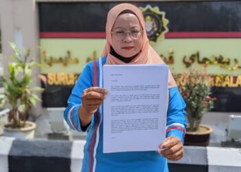 MAHANIM Abdul Hamid  menunjukkan kenyataan media sebelum membuat laporan kepada SPRM berhubung penyelewengan dana NGO bagi kegunaan peribadi dalam pemilihan PKR di Ipoh hari ini. - UTUSAN/MOHAMAD HAFIZI MOHD SAID