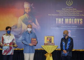 Sultan Nazrin Muizzuddin Shah menunjukkan buku The Malays: Pathfinders and Trailblazers selepas gimik pelancaran di Dewan Tun Hussein Onn, Kuala Lumpur, semalam. Turut sama, pengarang buku, Ramli Ngah Talib (kiri). – MINGGUAN/ FARIZ RUSADIO