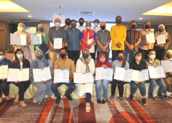 CAIRUL Hisham Jalaluddin (empat dari kanan) bersama para pengamal media yang menerima sijil penghargaan daripada SWM dalam majlis dan berbuka puasa SWM dan Media Johor di Hotel Grand Paragon, Johor Bahru, semalam. -UTUSAN/RAJA JAAFAR ALI