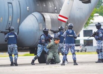 Pasukan Pertahanan Darat TUDM (Handau) melakukan demonstrasi prosedur 'ground force down' dalam sesi hari media sempena Eksesais PARADISE 9/22 dan ELANGAROO di Pangkalan Udara Butterworth, semalam. – UTUSAN/MUHAMAD IQBAL ROSLI