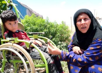 ZARIFAH Mohammad Aikrai bersama anak bongsunya, Ismail Ali Muhammad mendiami kawasan kem pelarian untuk orang pelarian dalaman (IDP) di A’zaz, Syria. - UTUSAN/METRA SYAHRIL MOHAMED