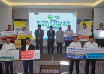 SAMSUDIN BAKAR (empat dari kiri) dan Amran Hazali (tiga dari kiri) bersama penyumbang zakat dalam Majlis 'Hi-Tea' dan serahan Zakat Korporat 2022 ZPP di Butterworth, Pulau Pinang baru-baru ini. -UTUSAN/IQBAL HAMDAN