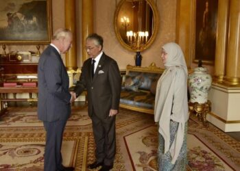 Al-Sultan Abdullah Ri’ayatuddin Al-Mustafa Billah dan Tunku Azizah Maimunah Iskandariah Sultan Iskandar berangkat melakukan kunjungan hormat ke atas Raja Charles III, di Istana Buckingham, London semalam. -IHSAN FB ISTANA NEGARA
