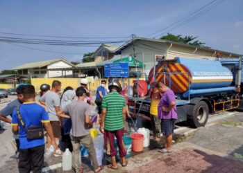 PENDUDUK di Teluk Kumbar, Pulau Pinang mendapatkan bekalan air daripada lori tangki selepas kawasan itu masih belum menerima bekalan air sehingga pukul 12 tengah hari tadi.
