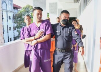 ZAINORDIN Mohamed (kiri) dibawa ke Mahkamah Sesyen Kuala Kangsar hari ini bagi menghadapi tiga pertuduhan termasuk khianat. - UTUSAN/MUHAMAD NAZREEN SYAH MUSTHAFA
