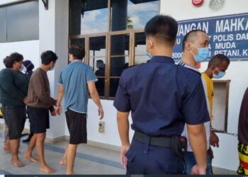 SUSPEK (tiga dari kiri) dibawa ke Mahkamah Sungai Petani untuk proses sambung reman bagi membolehkan polis melengkapkan siasatan kerana disyaki mendera anak kandungnya di Sungai Petani, Kedah. -UTUSAN/OTHMAN YAHAYA