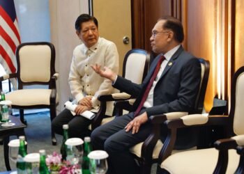 ANWAR Ibrahim mengadakan pertemuan dengan Presiden Filipina, Ferdinand Marcos dalam Persidangan Kemuncak ASEAN Ke-42 di Labuan Bajo, Indonesia semalam. -AFP