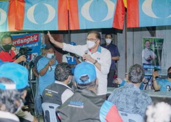 Kongres PKR hari ini bakal menentukan siapakah yang lebih popular antara Anwar Ibrahim atau Rafizi Ramli. – GAMBAR HIASAN