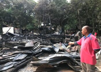 MOHD. Saifulnizam Yahya menunjukkan rumahnya yang musnah dalam kebakaran di Kampung Kerinting, Gua Musang, Kelantan, semalam. - AIMUNI TUAN LAH