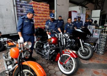 SAZALI Mohamad (dua dari kiri) bersama motosikal berkuasa tinggi iaitu antara barangan dagangan bernilai hampir RM5 juta yang disita dalam sidang akhbar di Menara Kastam, Johor Bahru hari ini. UTUSAN/RAJA JAAFAR ALI