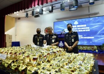 ARJUNAIDI Mohamed menunjukkan sebahagian daripada 349 bungkusan syabu berwarna kekuningan tertulis perkataan ‘guanyinwang’ yang dirampas polis dalam sidang akhbar di IPK Selangor di Shah Alam, Selangor, hari ini. - FOTO/ZULFADHLI ZAKI