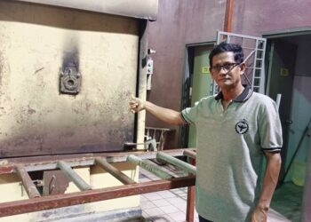 M. Paramasivan menunjukkan tempat bakar mayat yang rosak di Simpang Lima, Klang. -UTUSAN/ABDUL RAZAK IDRIS