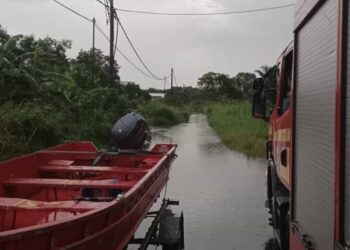 KEADAAN banjir di 14 rumah di  Jalan Perepat, Teluk Panglima Garang di Kuala Langat, Selangor, pagi tadi.