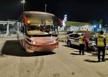 ANGGOTA penguat kuasa JPJ Pulau Pinang memeriksa sebuah bas dalam operasi berhampiran Plaza Tol Juru, Butterworth malam tadi.