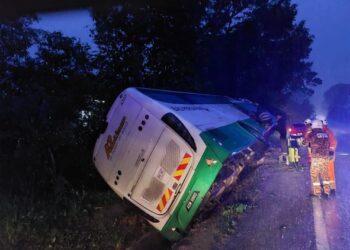 KEADAAN bas membawa jemaah umrah yang terbabas dalam longkang di Manek Urai, Kuala Krai, Kelantan pagi ini.
