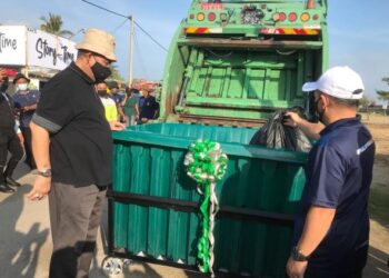 DR. IZANI Husin (kiri) menyempurnakan gimik pelancaran Program Gotong-Royong Pesisir Pantai di PCB dan Pantai Kundur, Kota Bharu. - UTUSAN/ROSLIZA MOHAMED