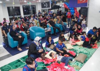 PARA pesakit dan ahli keluarga menonton perlawanan akhir Piala FA menerusi skrin besar di lobi Hospital KPJ Pakar Puteri, Johor Bahru. malam tadi.
