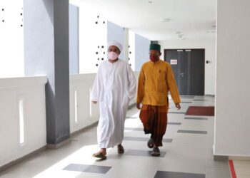 SYAMSUL Zaman Sukri (kiri) berjalan keluar selepas selesai perbicaraan di Mahkamah Majistret Kota Bharu, Kelantan hari ini.UTUSAN/KAMARUL BISMI KAMARUZAMAN