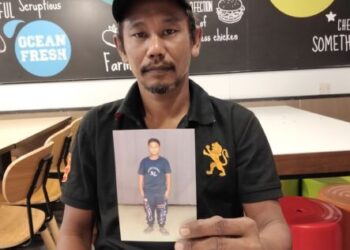 AZHAR Omar menunjukkan gambar Mohamad Syamil yang ingin mencari ibu kandungnya yang dikenali sebagai 'Mona’.