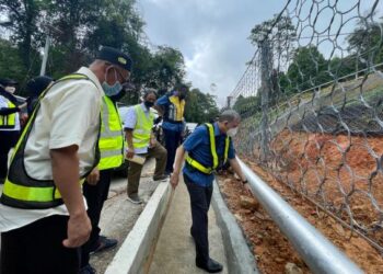 FADILAH Yusof meninjau kerja-kerja pembaikan cerun di Jalan Gunung Jerai, Gurun, Jerai, Kedah  hari ini. - UTUSAN/JAMLIAH ABDULLAH