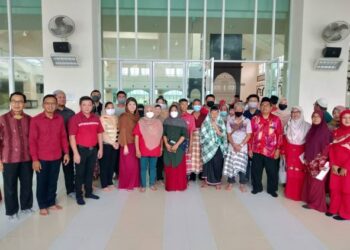 MOHD. LUKMANUL HAKIM Mokhtar (dua dari kiri) dan Wong Soon Ping (empat dari kiri) bersama sebahagian komuniti Cina  pada Majlis Penyerahan Sumbangan Komuniti Cina di Majlis Abdullah Fahim Kepala Batas, Pulau Pinang hari ini.