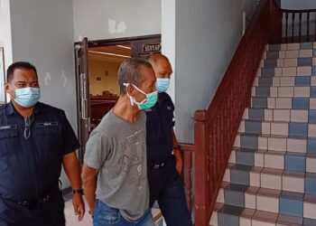 TAN Tiow Choo diringi keluar anggota polis selepas dijatuhi hukuman penjara lima tahun oleh Mahkamah Sesyen, Ayer Keroh, Melaka. - UTUSAN/DIYANATUL ATIQAH ZAKARYA