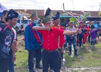 NOOR Azmi Ghazali mencuba kemahirannya  ketika merasmikan pertandingan memanah tradisional di Padang Lembah Beriah di Bukit Merah, Perak hari ini. - UTUSAN/WAT KAMAL ABAS