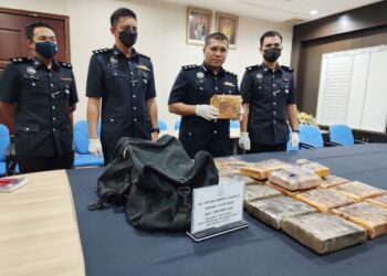 ZAIDY Che Hassan menunjukkan ketulan ganja bernilai RM52,500 yang dirampas di sebuah rumah di Pinang Tunggal, Sungai Petani, kelmarin. -UTUSAN/ NUR SYAZWANA MANSOR