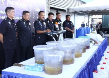 MOHD. Yusri Hassan Basri (tiga dari kiri) menunjukkan dadah yang dirampas
dalam serbuan di Chenderiang, Tapah, Jumaat lalu dalam sidang akhbar di IPK Perak di Ipoh hari ini. - UTUSAN/MUHAMAD NAZREEN SYAH MUSTHAFA