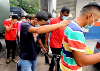 Tujuh lelaki mengaku bersalah merusuh sehingga menyebabkan kerosakan ke atas sebuah kereta di Taman Kota Masai, Pasir Gudang pada 3 November lalu di Mahkamah Majistret, Johor Bahru, hari ini - UTUSAN/RAJA JAAFAR ALI