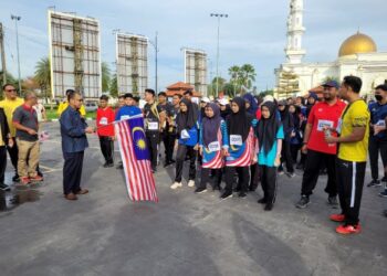 CHE Abdullah Mat Nawi menyempurnakan pelepasan Program POLYCC@ Merdeka Fun Run 2022 anjuran Kolej Komuniti Pasir Mas di Dataran Masjid Ismaili di Pasir Pekan, Tumpat, Kelantan hari ini. -UTUSAN/MUSTAQIM MOHAMED