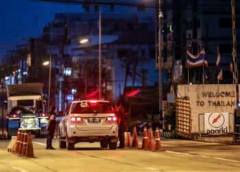 Kerajaan diminta berunding dengan kerajaan Thailand agar mengecualikan denda 20,000 baht (RM2,600)  kepada lebih 10,000 rakyat Malaysia yang terkandas di negara itu.