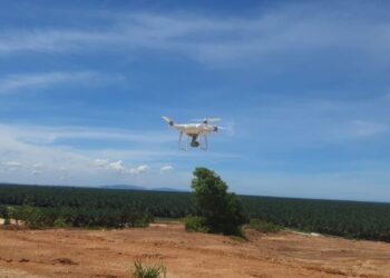 DRON yang dibeli dengan harga RM8,000 digunakan untuk pemantauan dan mengesan pencuri buah sawit di Felda Jengka 24 di Jerantut, Pahang. - UTUSAN/HARIS FADILAH AHMAD