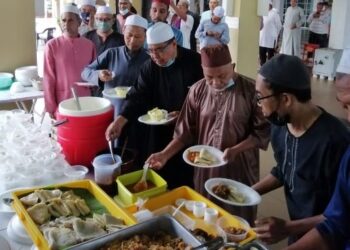 SEBAHAGIAN jemaah Masjid An-Nur menikmati sajian sarapan pagi selepas kuliah subuh di Saujana Utama, Sungai Buloh, Selangor., hari ini.