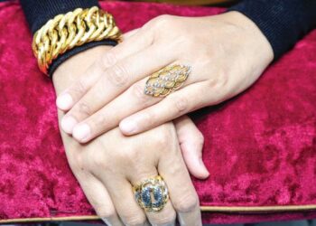 Berhati-hati apabila membeli emas terutama secara dalam talian bagi mengelakkan terbeli emas palsu. – GAMBAR HIASAN