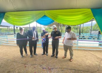 ABDUL FATTAH Abdullah memotong riben simbolik pelancaran Majlis Penyerahan Ternakan Biovet di ibu pejabat Biovet, Kampung Baru Kuala Tekal, Kuala Krau, di Temerloh, Pahang. - UTUSAN/NORHAFIZAN ZULKIFLI