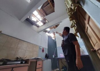 MOHD. HASHIM Ahmad menunjukkan kerosakan yang berlaku pada bahagian rumahnya susulan letupan dipercayai berpunca daripada gas memasak di Taman Inderawasih, Jawi, Pulau Pinang, hari ini.