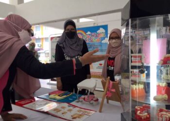 DR. Noormi Othman (tengah) melawat salah sebuah gerai pameran selepas merasmikan kempen 'Say No To Fake Dentist' di UMT, Kuala Nerus, Terengganu, hari ini. - UTUSAN/TENGKU DANISH BAHRI TENGKU YUSOFF