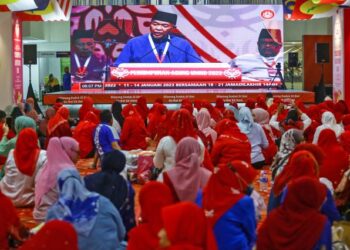 PEMERHATI duduk di lobi Pusat Dagangan Dunia Kuala Lumpur bagi mendengar ucapan penggulungan Presiden UMNO, Datuk Seri Dr. Ahmad 
Zahid Hamidi pada hari terakhir Perhimpunan Agung UMNO 2022 semalam. – MINGGUAN/AFIQ RAZALI (