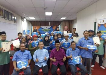Exco Agama Islam, Pengguna & Industri Halal Selangor, Mohd. Zawawi Ahmad Mughni (duduk, dua dari kanan) bersama peserta kursus di Selangor, baru-baru ini. -UTUSAN/ABDUL RAZAK IDRIS