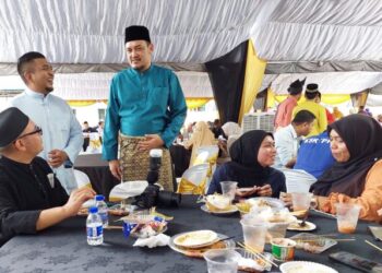 MOHD. RIDZUAN Ab. Ghapar (berdiri, kanan) ketika Majlis Sambutan Rancak Aidilfitri di  tempat letak kereta Kompleks Sempilai Jaya, Seberang Jaya, Pulau Pinang hari ini.