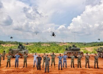 HISHAMMUDDIN Tun Hussein (depan)  semasa hadir program Latihan Kuasa Tembakan (LKT) 2022 di Kem Syed Sirajuddin, Gemas, Tampin hari ini.-UTUSAN/MOHD. SHAHJEHAN MAAMI