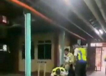 TANGKAP layar insiden kekecohan membabitkan waris pesakit dan pengawal keselamatan di Hospital Teluk Intan, Perak yang tular di media sosial.