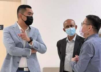 MUHAMAD AKMAL Saleh (kiri) mendengar penerangan ketika melawat hospital sub pakar jantung, Cardiac Vascular Sentral Kuala Lumpur.