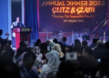 HAZIZ Hassan berucap dalam Majlis Makan Malam Tahunan MAH Negeri Sembilan 2022 di Port Dickson, semalam.-UTUSAN/MOHD. SHAHJEHAN MAAMIN.