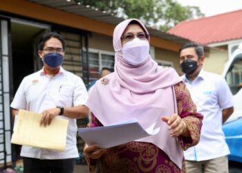 RODZIAH Ismail ditemui ketika meninjau kerja baik pulih dua rumah mangsa banjir di Kampung Baru Hicom, Seksyen 26, di Shah Alam, Selangor, semalam. -UTUSAN/ZULFADHLI ZAKI